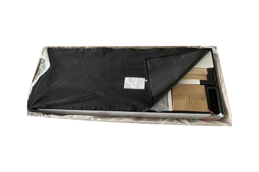 Cama estofada com cabeceira tufada com botão de tecido cinza N7