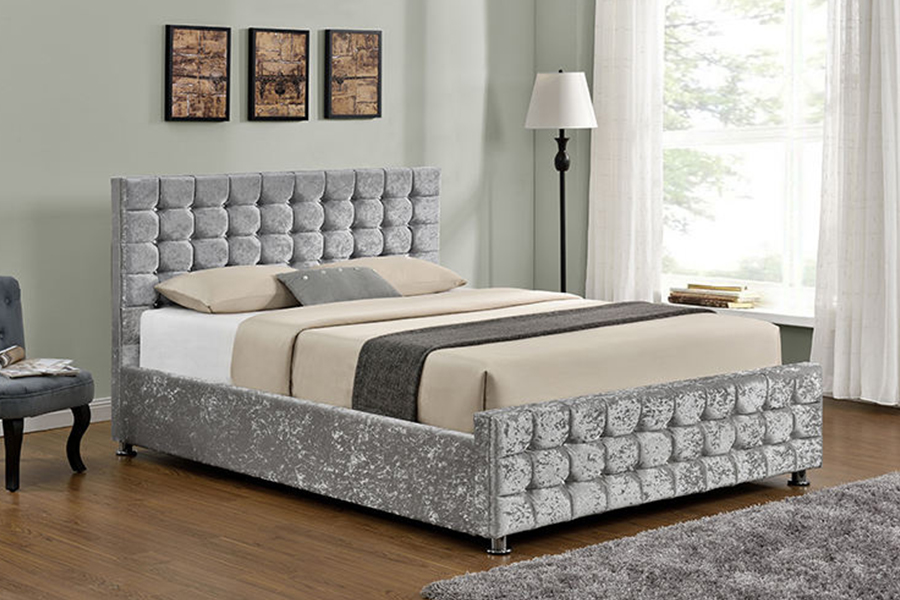 Cama estofada com estrutura de madeira em tecido macio 1150