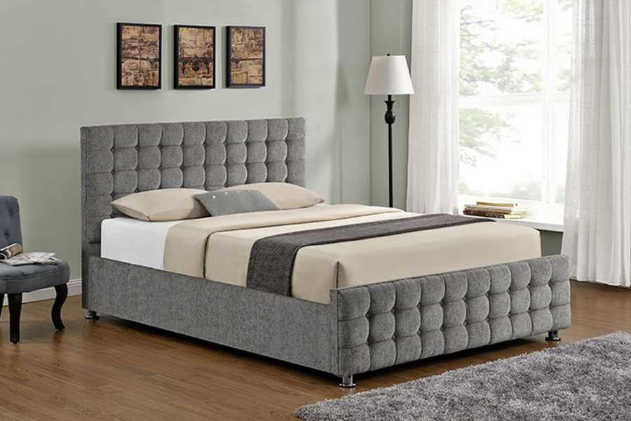 Cama estofada com estrutura de madeira em tecido macio 1150