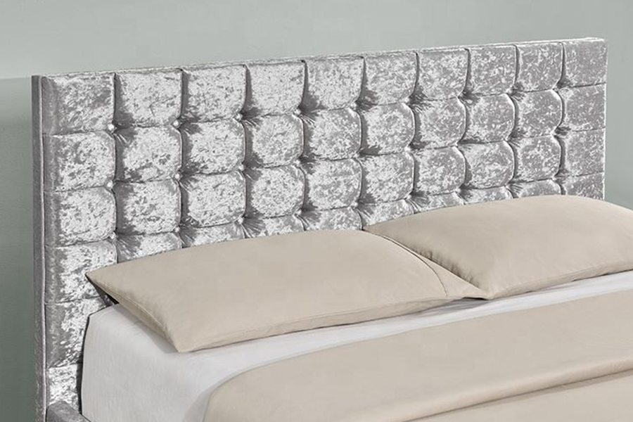 Cama estofada com estrutura de madeira em tecido macio 1150