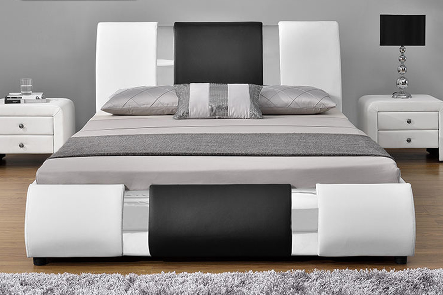 1146 Almofada decorada com cama estofada em fio prateado
