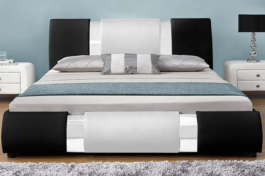 1146 Almofada decorada com cama estofada em fio prateado