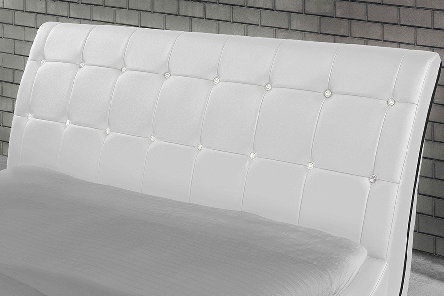 1144 Estrutura de madeira maciça Cama estofada com decoração de diamante