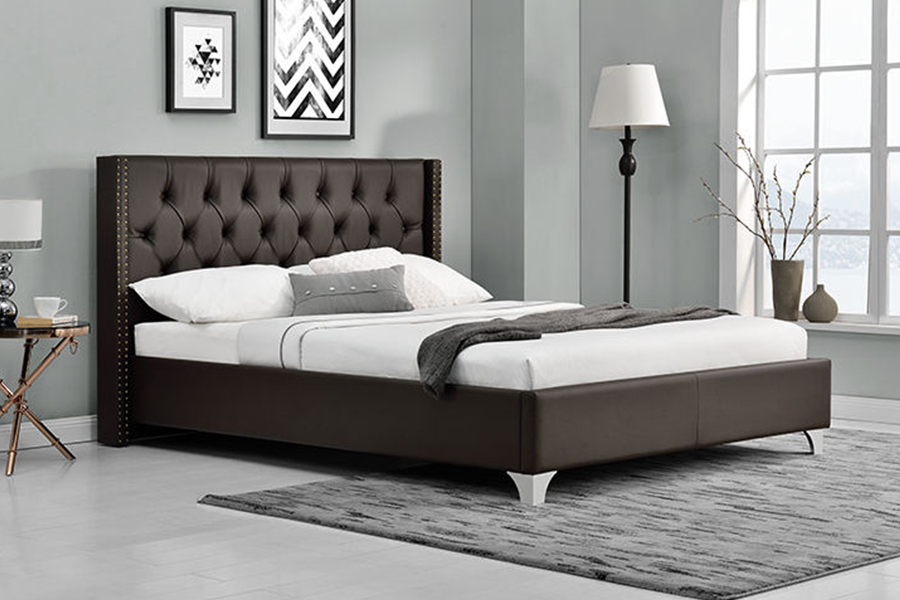 Cama estofada com pregos clássicos com design de asa 1210