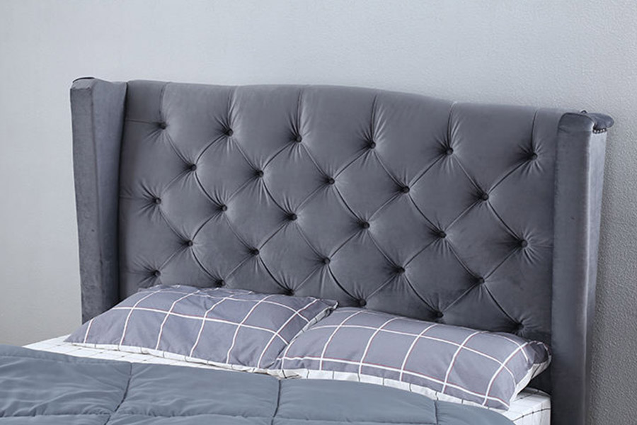 Cama estofada com botão lateral em tecido de veludo 1399