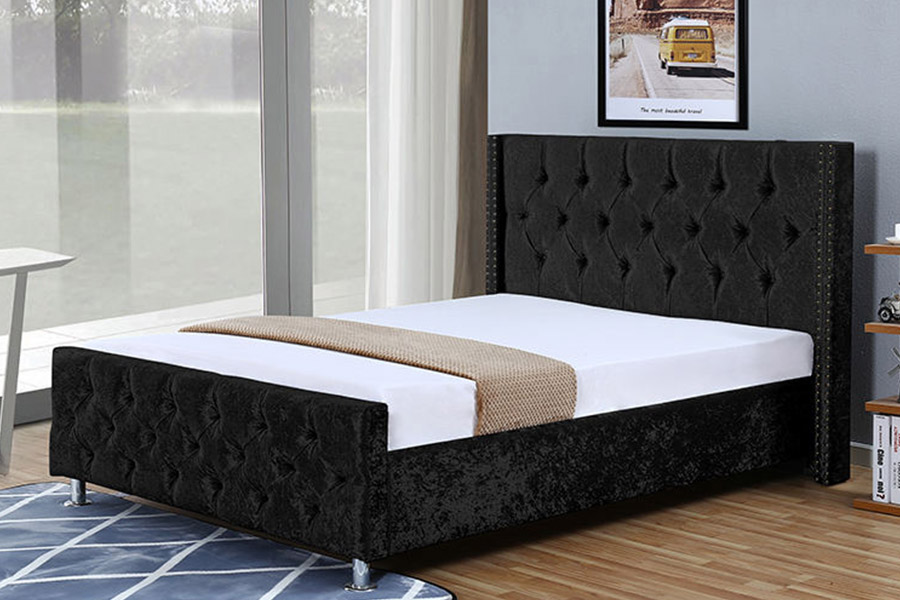 1357 Cama estofada com estrutura de madeira e material de couro