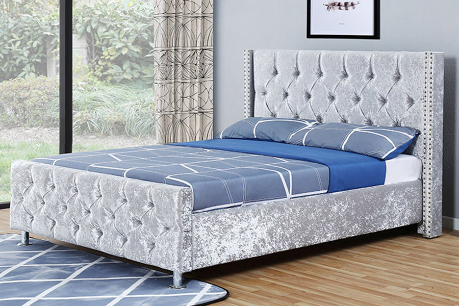 1357 Cama estofada com estrutura de madeira e material de couro