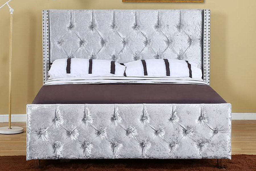 1357 Cama estofada com estrutura de madeira e material de couro