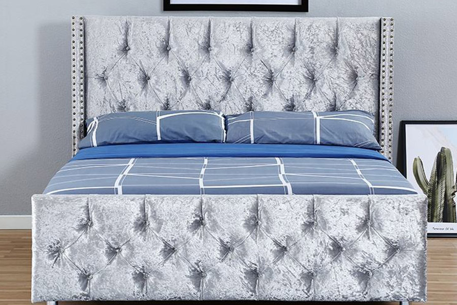 1357 Cama estofada com estrutura de madeira e material de couro