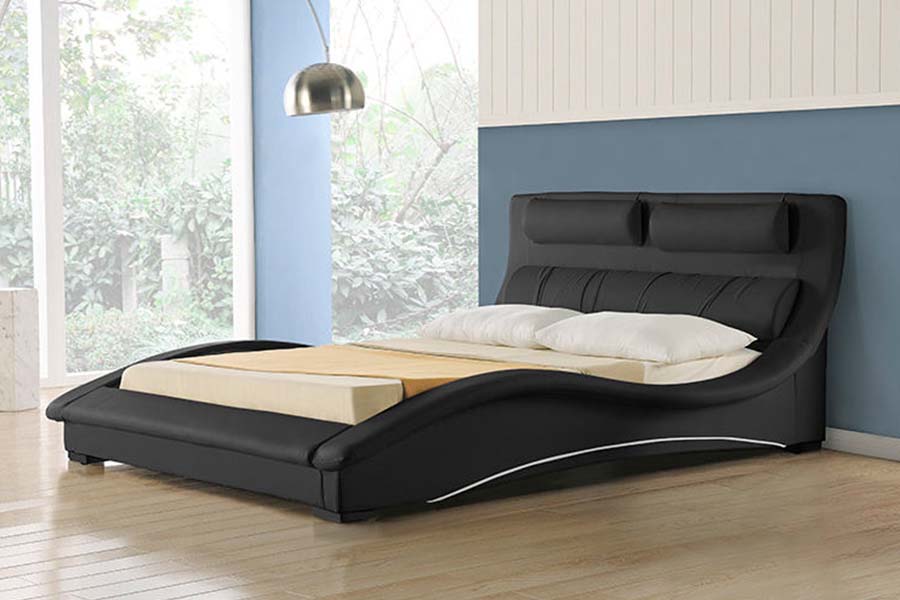 Cama estofada em couro com design curvo clássico 1840