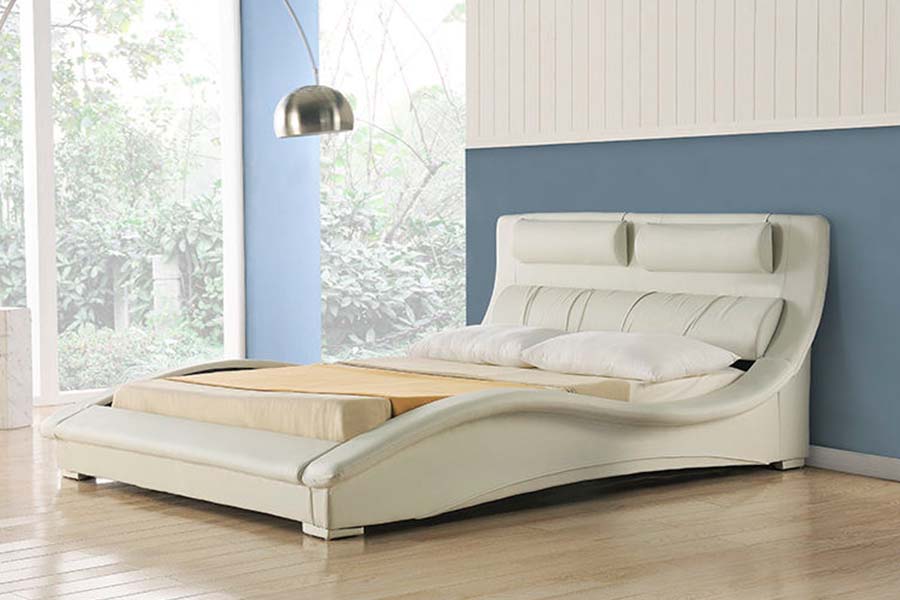Cama estofada em couro com design curvo clássico 1840