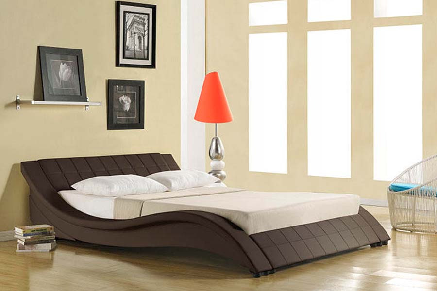 Cama estofada em couro com design curvo clássico 1840