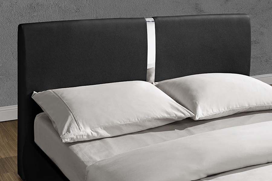 Cama estofada em couro macio com estrutura de madeira maciça 1859