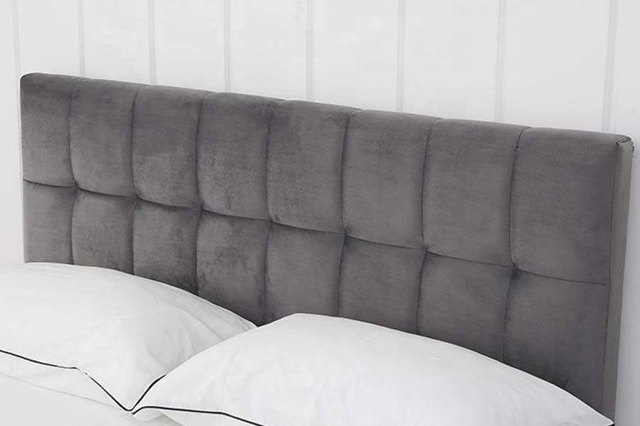 Cama estofada em tecido de veludo com cabeceira de bloco quadrado 1555