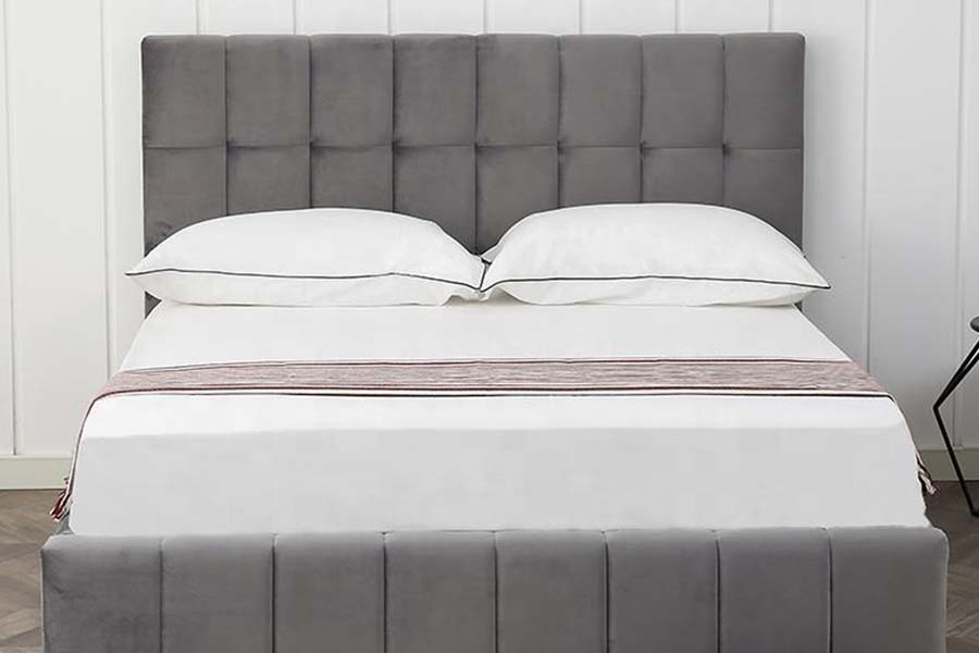 Cama estofada em tecido de veludo com cabeceira de bloco quadrado 1555
