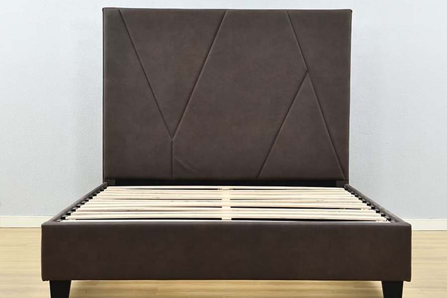 Cama estofada em couro de tamanho único 1615