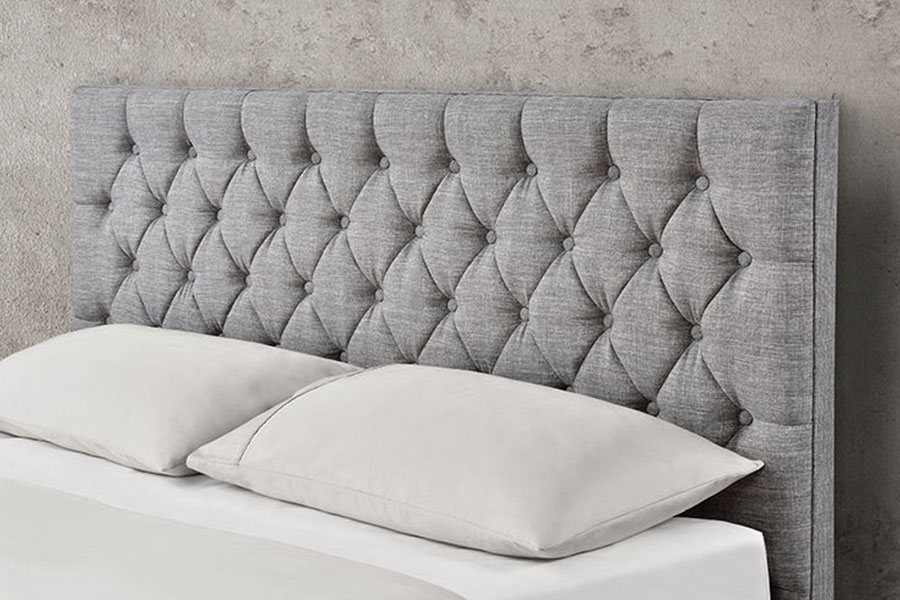 Estrutura da cama de armazenamento hidráulico com pernas cromadas em tecido cinza com tufos de diamante 1253G