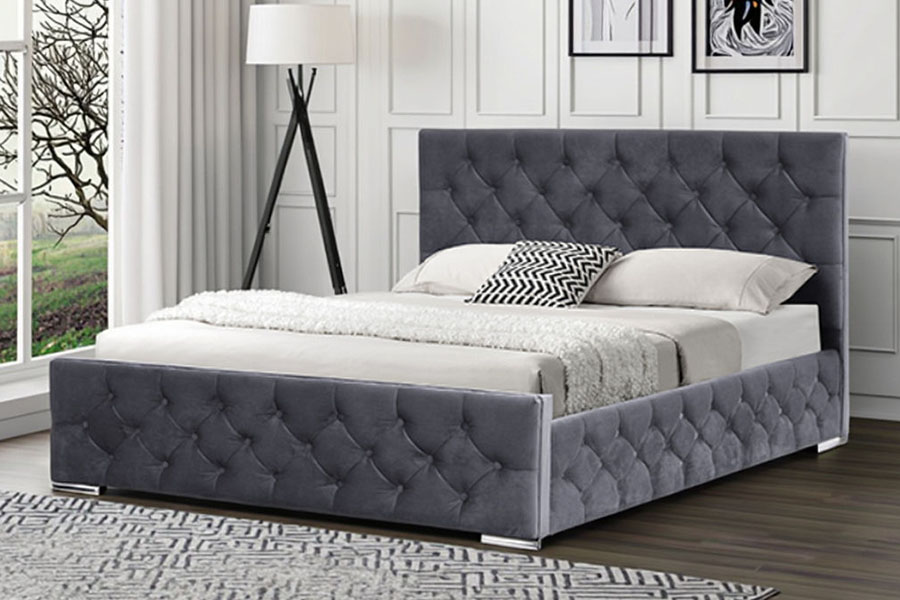 Estrutura da cama de armazenamento hidráulico com pernas cromadas em tecido cinza com tufos de diamante 1253G
