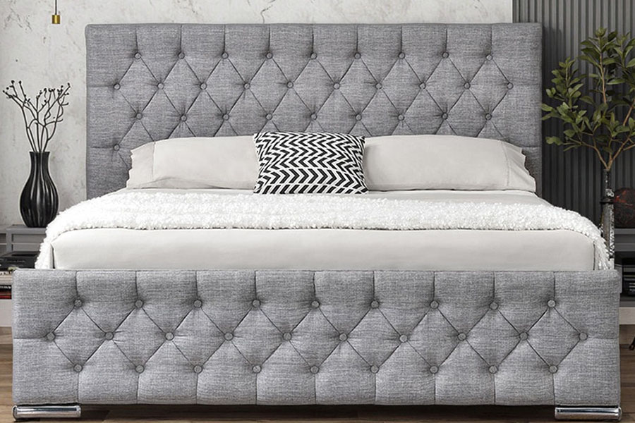 Estrutura da cama de armazenamento hidráulico com pernas cromadas em tecido cinza com tufos de diamante 1253G
